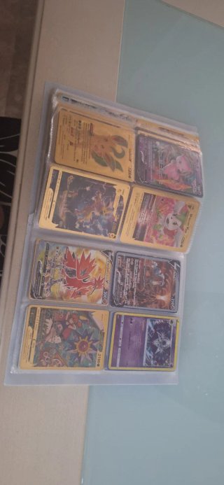 Álbum de cartas Pokémon: Charizard, Pikachu VMAX