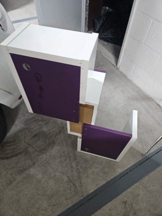 Mueble de entrada blanco y morado