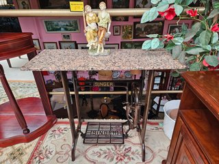 Consola ou mesa de apoio com tampo em pedra sendo
