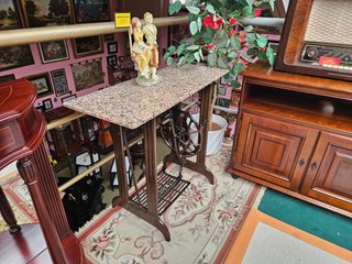 Consola ou mesa de apoio com tampo em pedra sendo