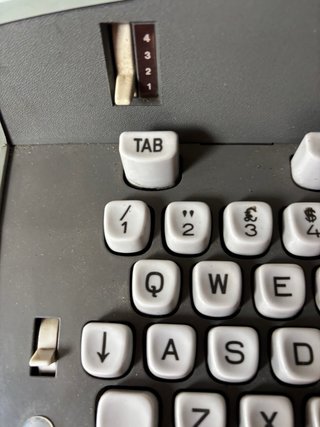 Máquina de escribir eléctrica HERMES 10 – Paillard