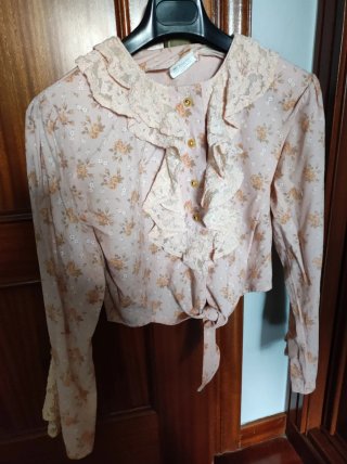 Blusa floral con lazada delantera