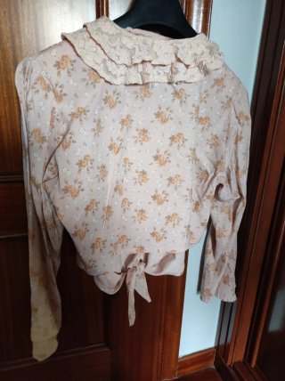 Blusa floral con lazada delantera