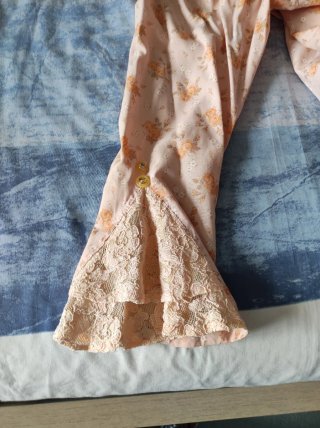 Blusa floral con lazada delantera