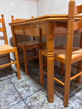 Mesa de cocina extensible con sillas