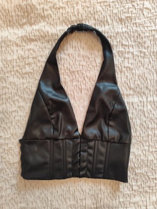 Top Bershka efecto piel espalda descubierta T.S