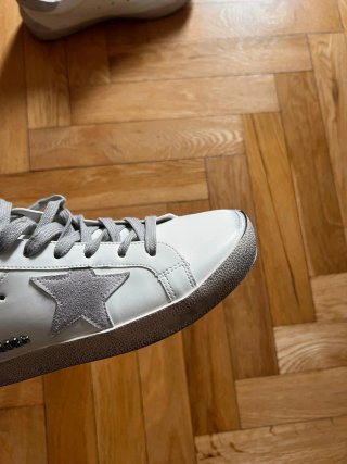 Zapatillas Golden Goose grises y blancas