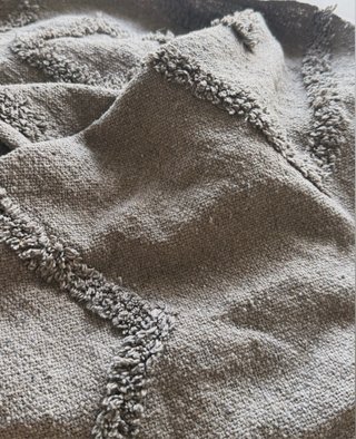 Manta de sofá beige y marrón