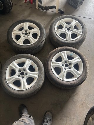 se vende 4 llantas seat ibiza 6l originales.