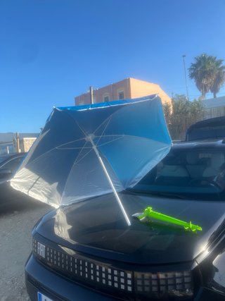 Sombrilla de playa y pincho para clavarla.