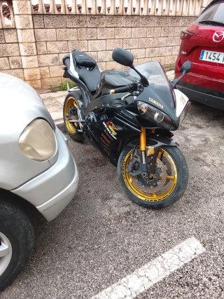 Yamaha R1 Negra y Dorada