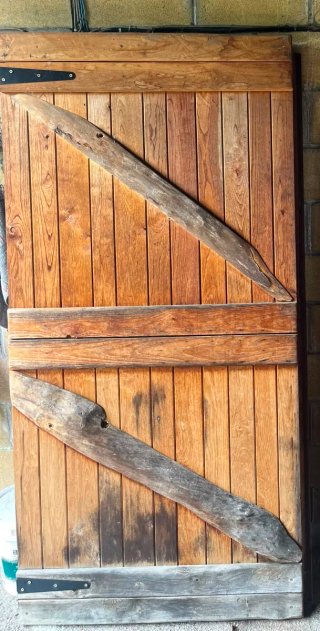 Puerta exterior de castaño