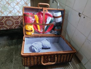 Cesta de mimbre y cuero está nueva sin usar