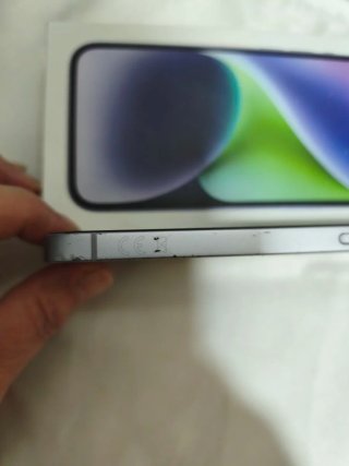 iPhone 14 con funda y caja