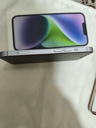 iPhone 14 con funda y caja