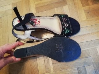Sandalias Mustang cuña negras con pedrería