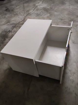 Cajonera blanca con pegatinas