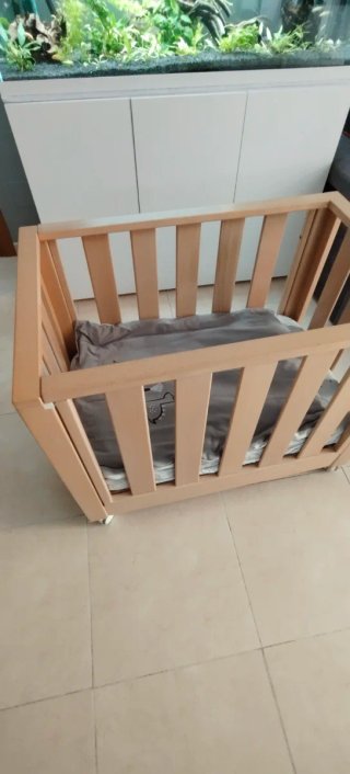 Cuna de madera para bebé