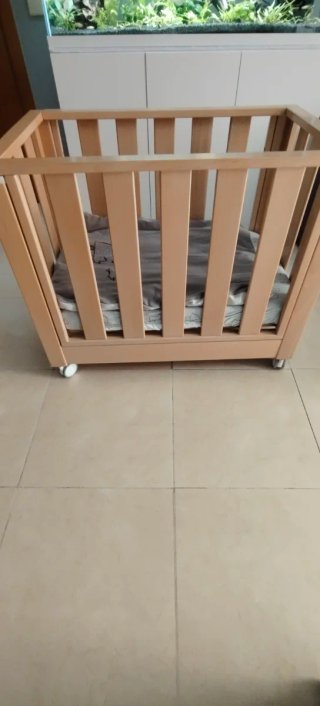 Cuna de madera para bebé