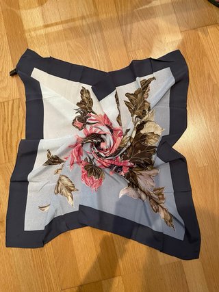 Pañuelo de seda con flores