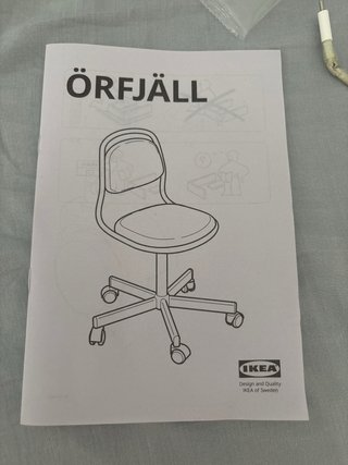 Silla de escritorio Ikea rosa y blanca.