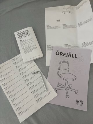 Silla de escritorio Ikea rosa y blanca.