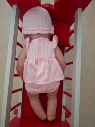 Cuna de juguete y muñeca bebé