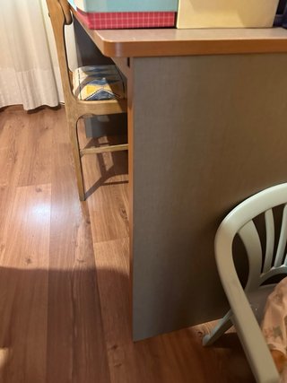 Escritorio marrón y gris
