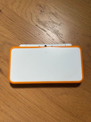 Nuovo Nintendo 2DS XL edizione Arancione e Bianca