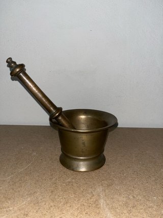 Mortero y mano de bronce