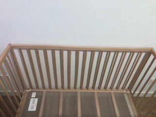 Cuna de madera IKEA para bebé