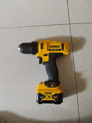 Taladro DeWalt 12V XR con una batería sin cargardo