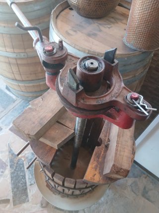 Prensa de vino de madera