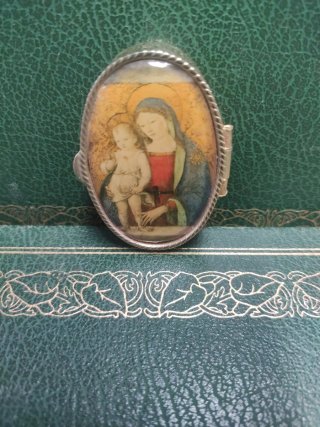 Cajita ovalada con imagen religiosa