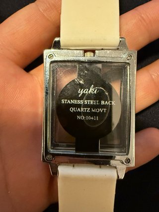 Reloj de pulsera blanco y plateado