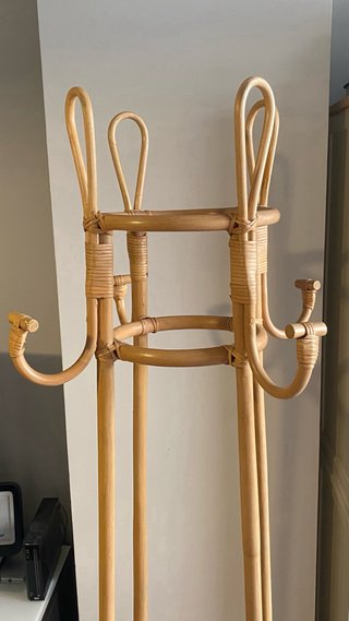 Perchero de pie vintage de ratán/bambu con cesto