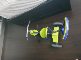 Triciclo infantil amarillo y azul