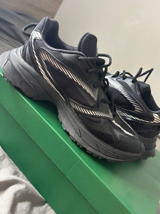 Zapatillas Lacoste Negras y Plateadas