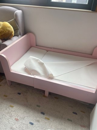Cama infantil extensible rosa Ikea