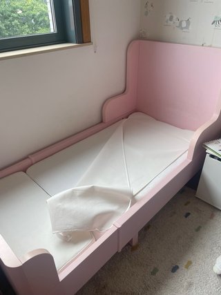Cama infantil extensible rosa Ikea