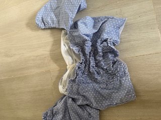 Camisa azul y blanca con volantes