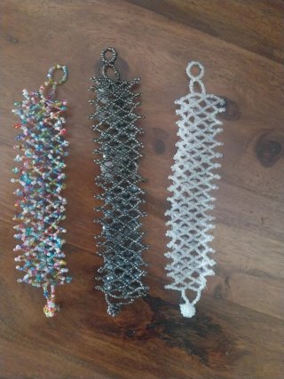 Lote 3 pulseras de cuentas, falsas perlas y piedra