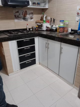 Puerta moderna aluminio con vidrio.