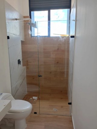 Puerta moderna aluminio con vidrio.