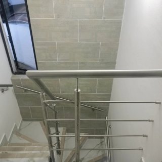 Puerta moderna aluminio con vidrio.