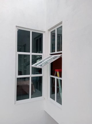 Puerta moderna aluminio con vidrio.