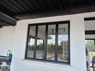 Puerta moderna aluminio con vidrio.