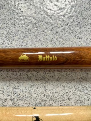 Taco de billar Buffalo con 2 flechas y funda.