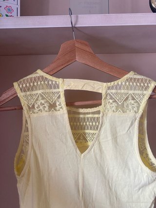 Blusa amarilla con encaje talla S