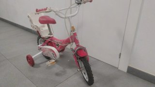 Bicicleta infantil rosa con ruedines